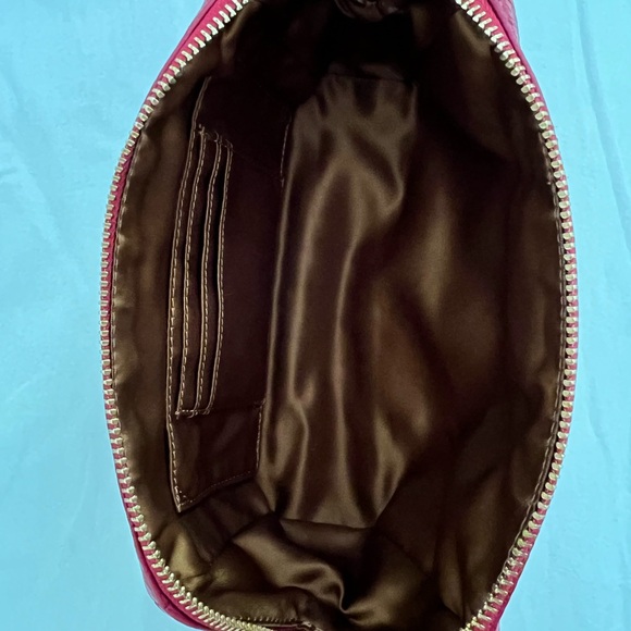 Vintage! Coach wristlet in deep red with gold hardware - Picture 8 of 9